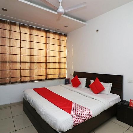 Oyo 22677 Hotel Mehfil Rājpura エクステリア 写真