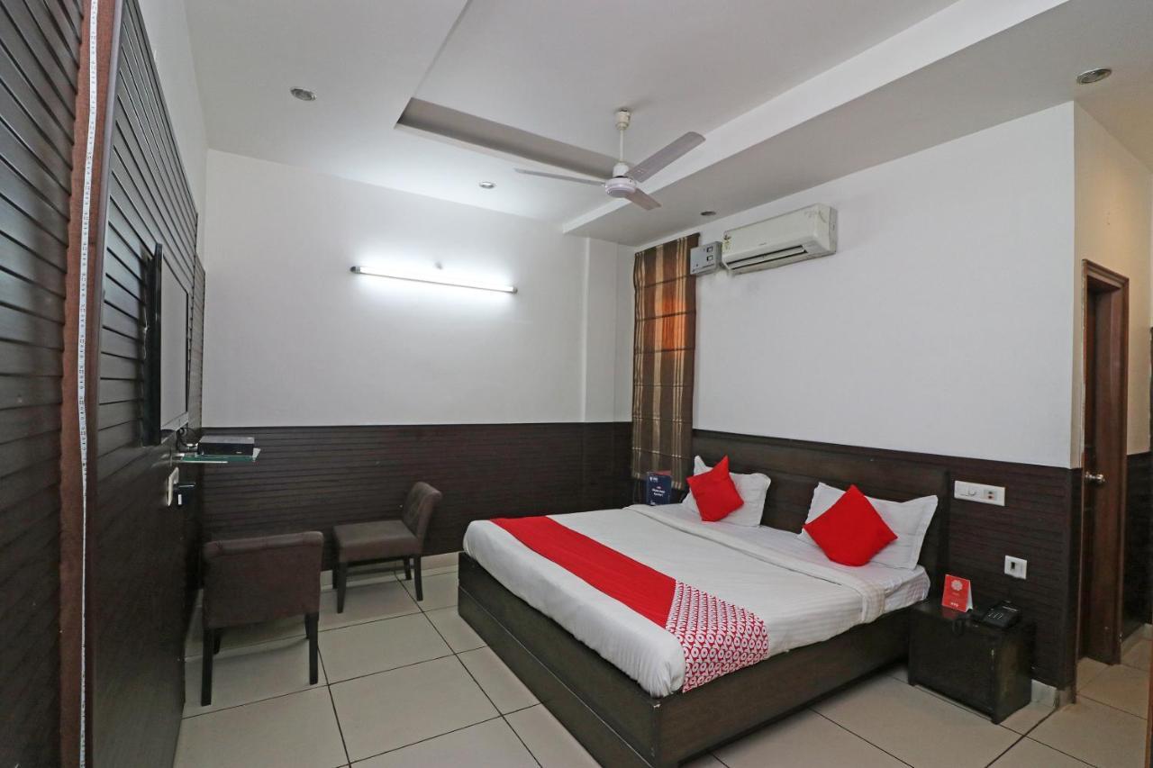 Oyo 22677 Hotel Mehfil Rājpura エクステリア 写真