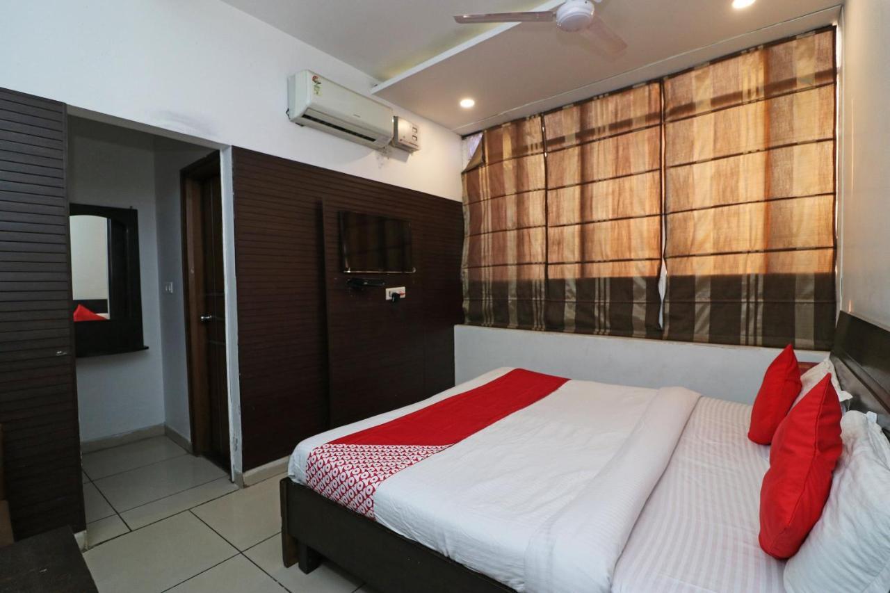 Oyo 22677 Hotel Mehfil Rājpura エクステリア 写真